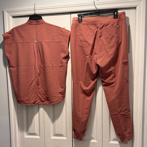 Women Figs Scrub set in Mauve - Picture 2 of 5